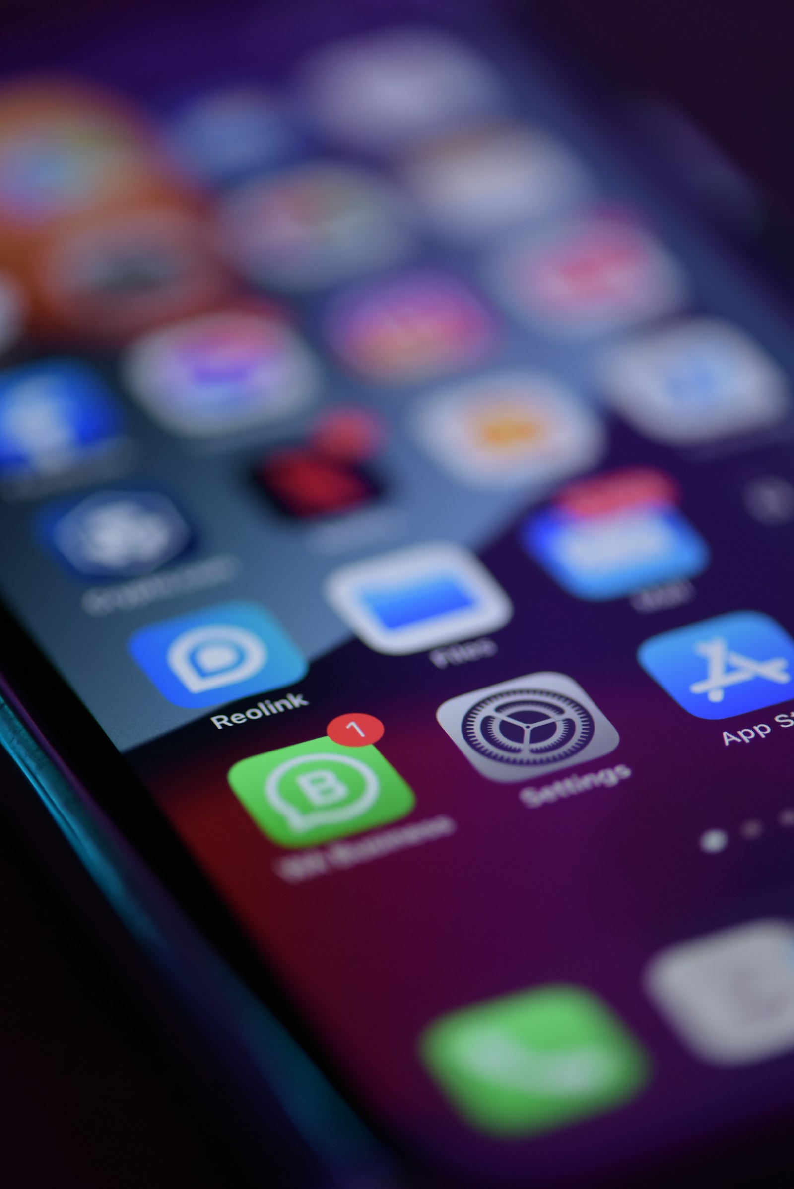 Tela de celular com uma notificação do WhatsApp
